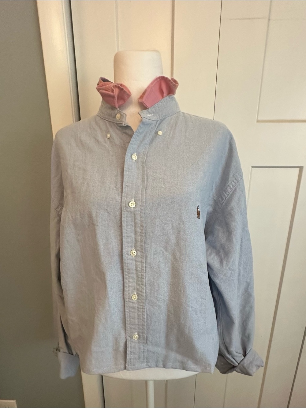 Women - Upcycled (reworked) men’s shirt with ruffled collar (label missing)